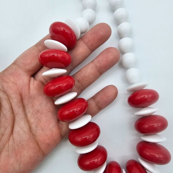 Red & White Retro Large Chunky Beaded Necklace - Picture 7 of 10